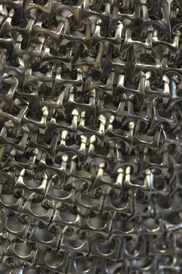 Kampik, Jana_Leuchtenvorhangaus Metallösen von Dosen_Detail2_gym11_2014-15_.jpg